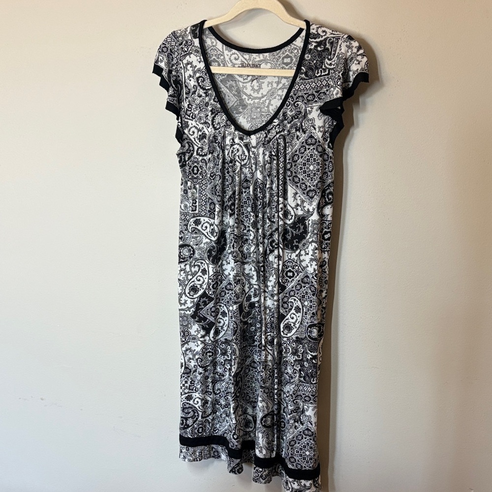 Ellen Tracy Black and White Paisley nightgown